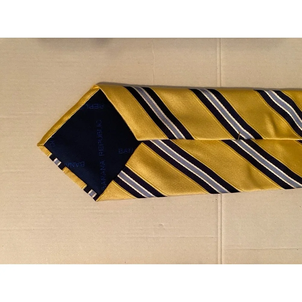 Banana Republic Mens Silk Tie Gold Navy Blue White Diagonal Striped RN54023